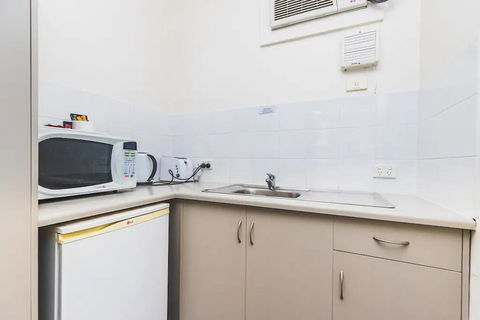 Hi 5 Glenelg Studio Apartment - Accommodation Bookings 7