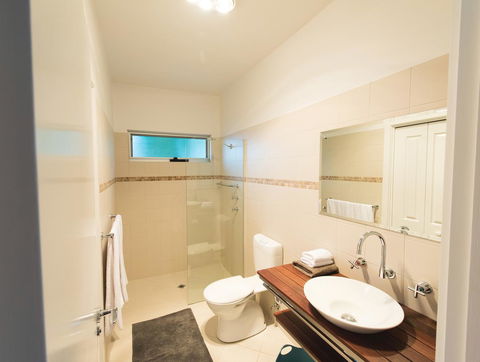 S T U D I O 22 Peaceful Retreat With Garden Views - Accommodation Bookings 6