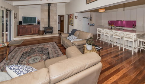 The Tudor House - Accommodation Bookings 5