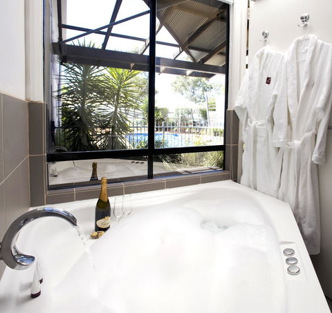 Majestic Oasis Apartments - Accommodation Bookings 9