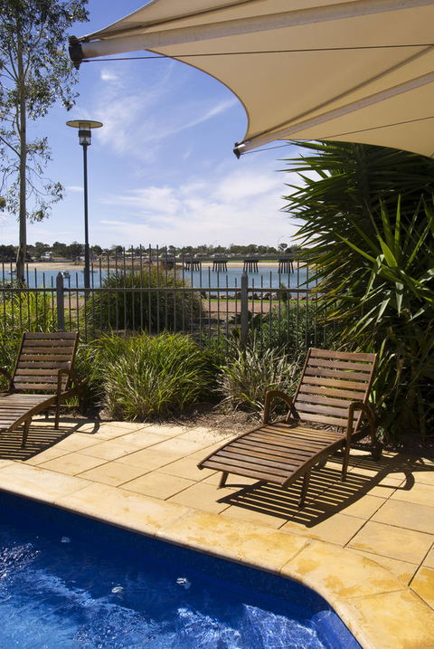 Majestic Oasis Apartments - Accommodation Bookings 13