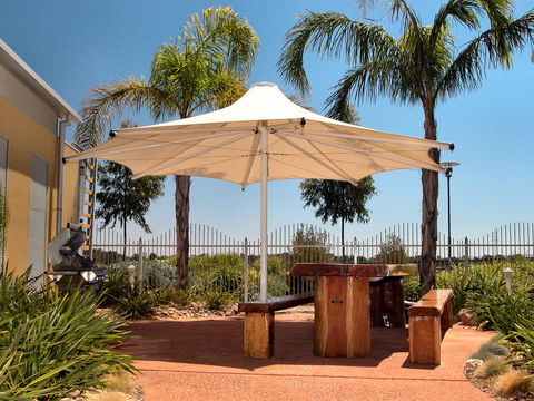 Majestic Oasis Apartments - Accommodation Bookings 6