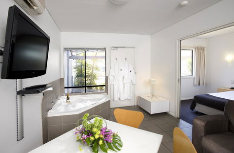 Majestic Oasis Apartments - Accommodation Bookings 14