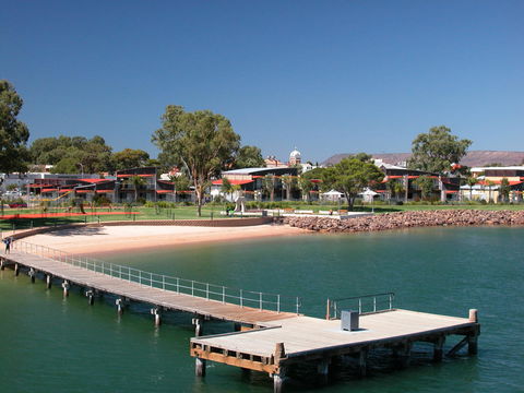 Majestic Oasis Apartments - Accommodation Bookings 3