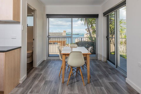 Bay 10 - Suites And Apartments - Accommodation Bookings 12
