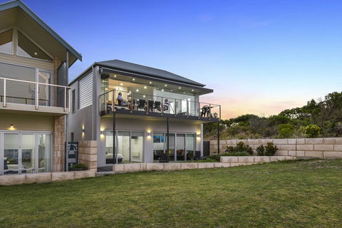 Aloha Waterfront Properties - Accommodation Bookings 2