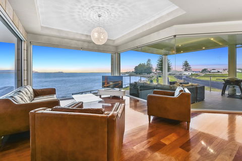Aloha Waterfront Properties - Accommodation Bookings 4