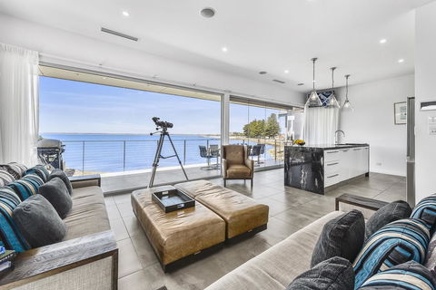 Aloha Waterfront Properties - Accommodation Bookings 3
