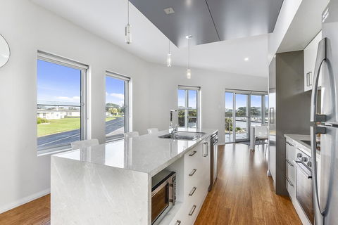 Aloha Waterfront Properties - Accommodation Bookings 15