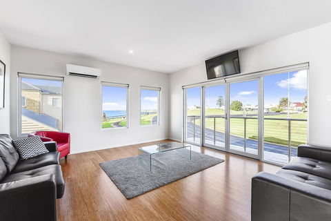 Aloha Waterfront Properties - Accommodation Bookings 30