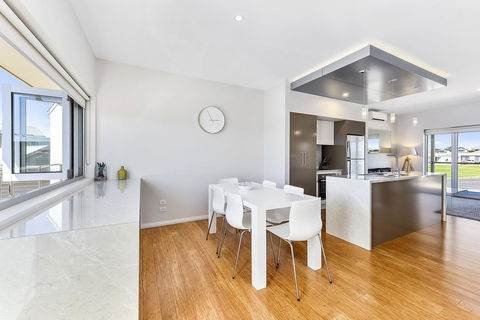 Aloha Waterfront Properties - Accommodation Bookings 28