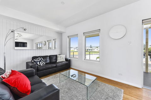 Aloha Waterfront Properties - Accommodation Bookings 17