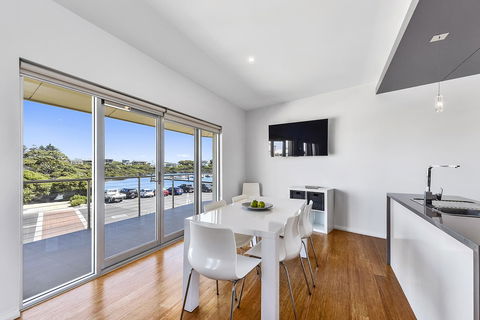 Aloha Waterfront Properties - Accommodation Bookings 20