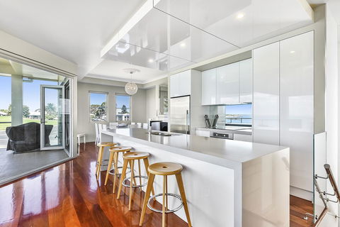 Aloha Waterfront Properties - Accommodation Bookings 7