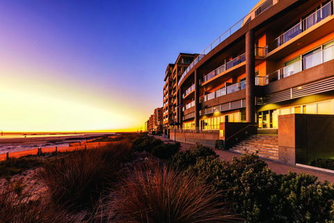 Oaks Glenelg Plaza Pier Suites - Accommodation Bookings 0