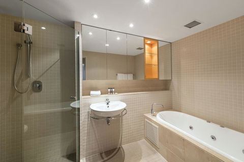 Oaks Glenelg Plaza Pier Suites - Accommodation Bookings 3
