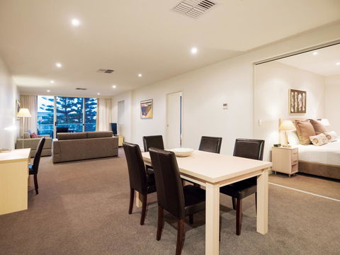 Oaks Glenelg Liberty Suites - Accommodation Bookings 24