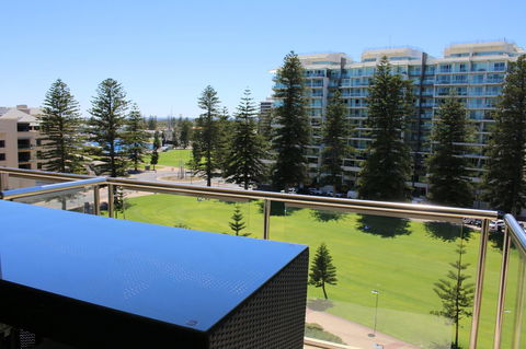 Beachside Luxury Getaway In Glenelg - Accommodation Bookings 14