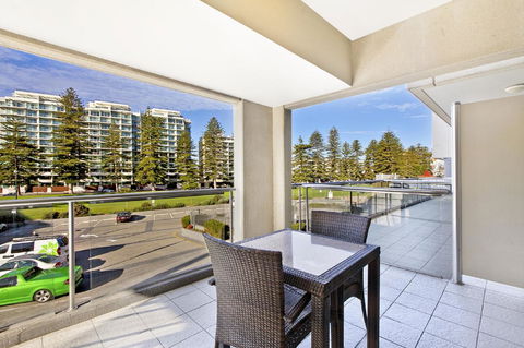 Glenelg Seaside Apartment - Accommodation Bookings 11