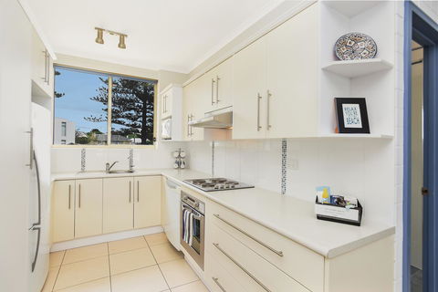 The Dolphins Beachfront Apartments - Accommodation Bookings 12