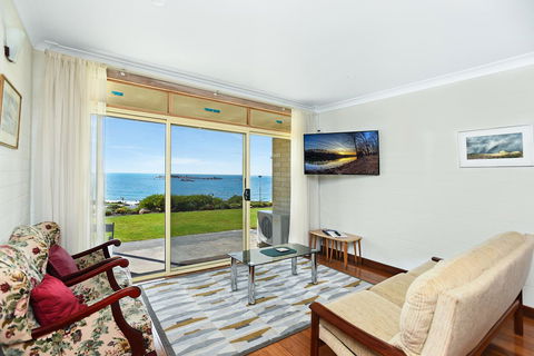 The Dolphins Beachfront Apartments - Accommodation Bookings 7