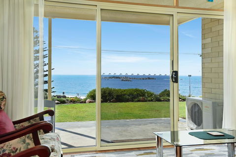 The Dolphins Beachfront Apartments - Accommodation Bookings 6