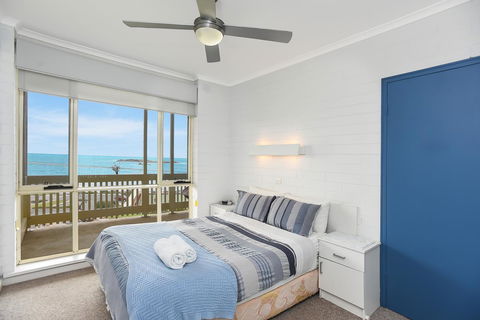 The Dolphins Beachfront Apartments - Accommodation Bookings 14