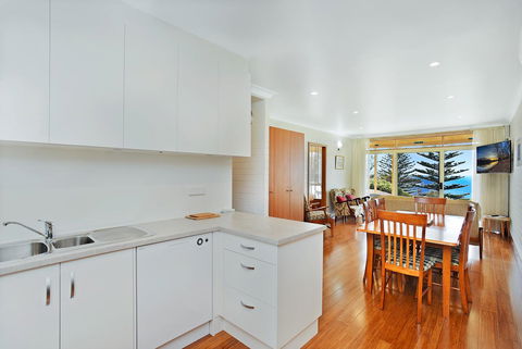 The Dolphins Beachfront Apartments - Accommodation Bookings 4