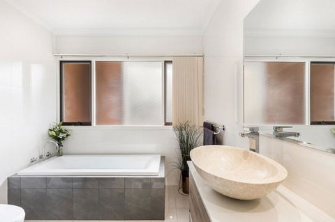 Adelaide Style Accommodation-Close To City-North Adelaide-3 Bdrm- FREE Parking - Accommodation Bookings 13