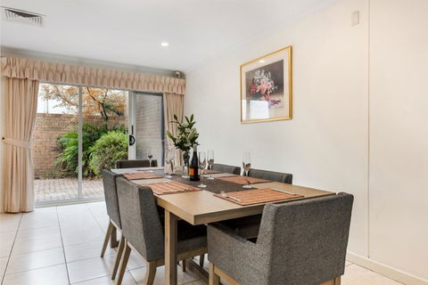Adelaide Style Accommodation-Close To City-North Adelaide-3 Bdrm- FREE Parking - Accommodation Bookings 4