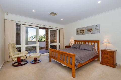 Adelaide Style Accommodation-Close To City-North Adelaide-3 Bdrm- FREE Parking - Accommodation Bookings 3
