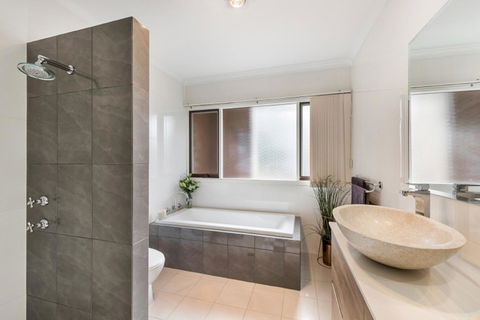 Adelaide Style Accommodation-Close To City-North Adelaide-3 Bdrm- FREE Parking - Accommodation Bookings 10