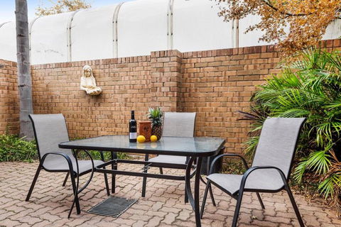Adelaide Style Accommodation-Close To City-North Adelaide-3 Bdrm- FREE Parking - Accommodation Bookings 24