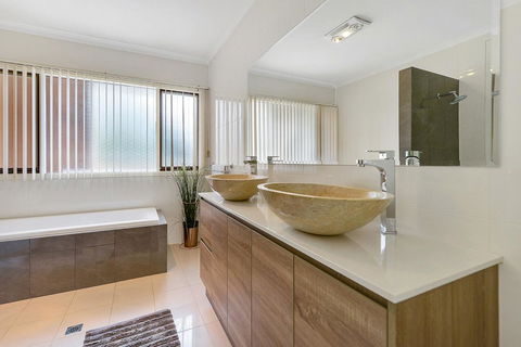 Adelaide Style Accommodation-Close To City-North Adelaide-3 Bdrm- FREE Parking - Accommodation Bookings 12