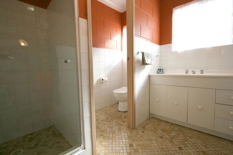 Lake Edge Apartments - Accommodation Bookings 9