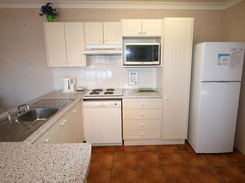 Lake Edge Apartments - Accommodation Bookings 6