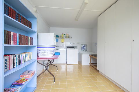 Lake Edge Apartments - Accommodation Bookings 4