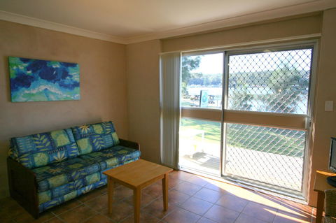 Lake Edge Apartments - Accommodation Bookings 11