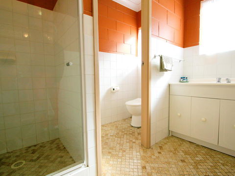 Lake Edge Apartments - Accommodation Bookings 25