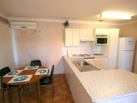 Lake Edge Apartments - Accommodation Bookings 7