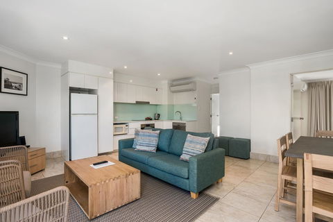 Bayview Beachfront Apartments, In Town Right On The Beach - Accommodation Bookings 41