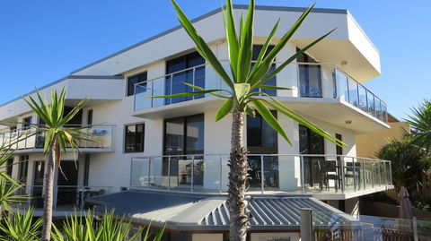 Bayview Beachfront Apartments, In Town Right On The Beach - Accommodation Bookings 14