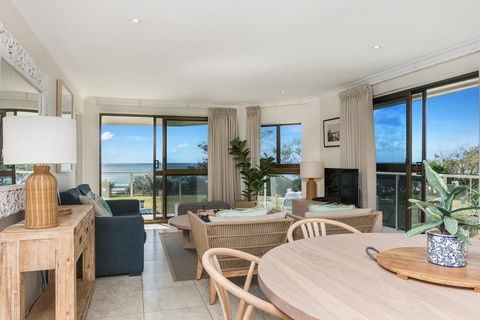 Bayview Beachfront Apartments, In Town Right On The Beach - Accommodation Bookings 30