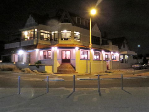 McCloud House - Accommodation Bookings 8