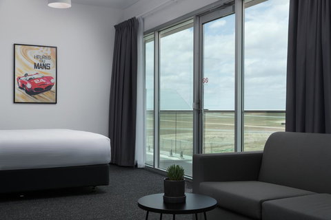 Rydges Pit Lane - Accommodation Bookings 25