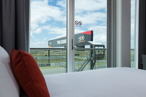 Rydges Pit Lane - Accommodation Bookings 22