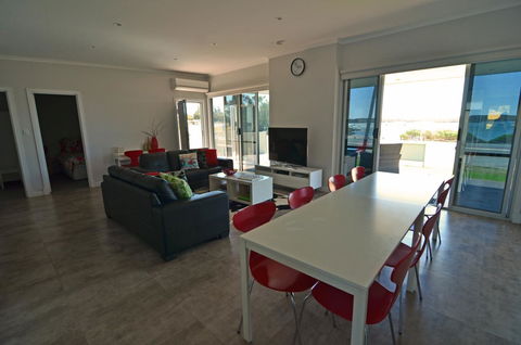 Beachview - Accommodation Bookings 6