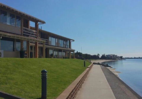 Lakeside - Accommodation Bookings 4