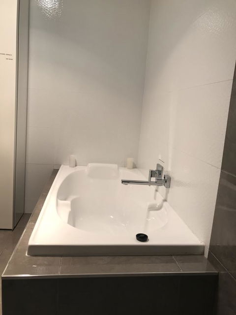 Lakeside - Accommodation Bookings 9