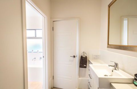 Middle River Beach House - East & West House - Accommodation Bookings 16